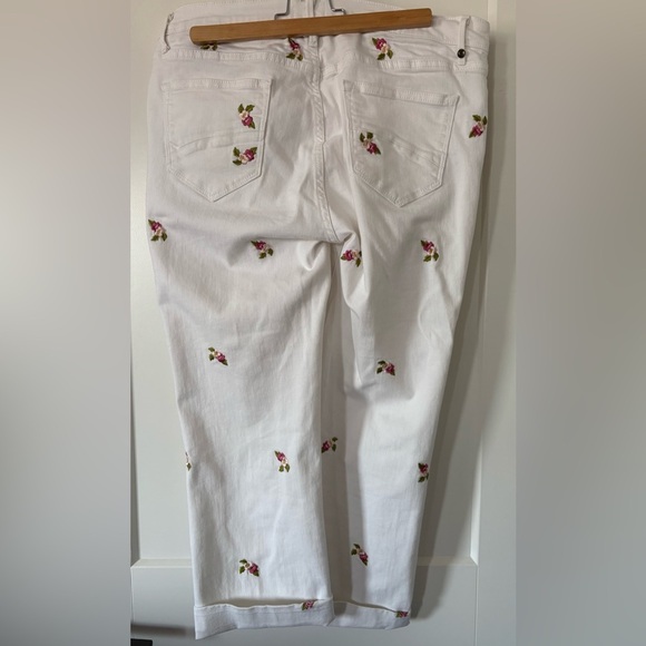 White and Flower Silver Capris - Picture 2 of 4